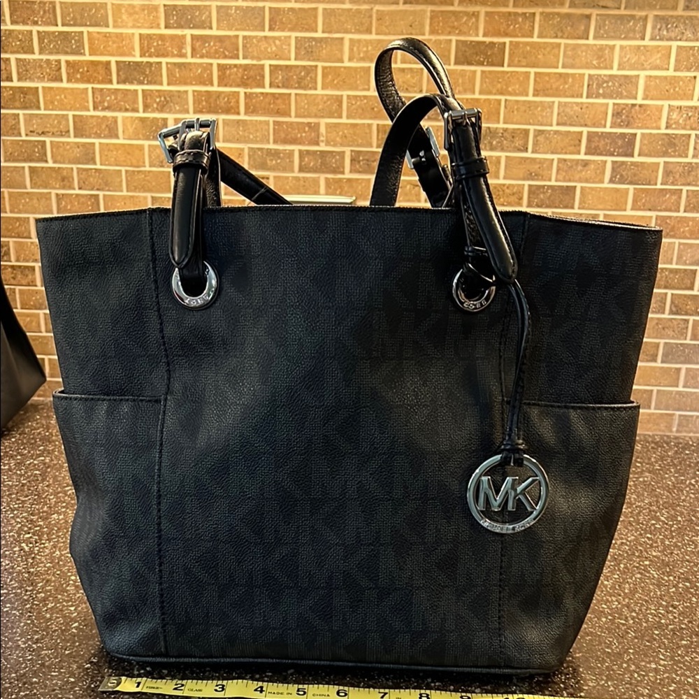 Michael Kors Black Leather Tote with Structured Design